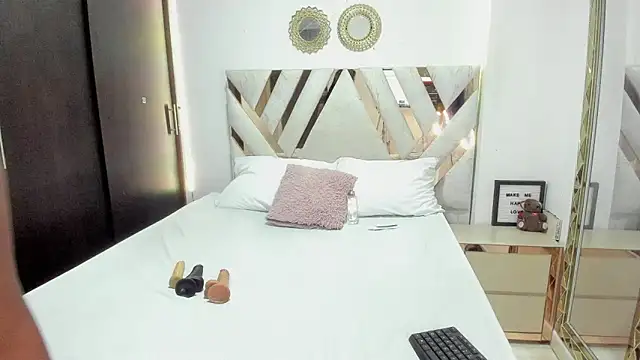 KriisvanyLeroy online show from December 4, 8:19 pm