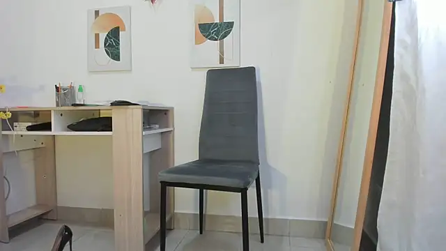 Emma Jnes online show from April 10, 9:11 pm