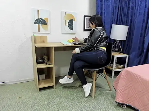 Emma Jnes online show from December 6, 8:56 pm