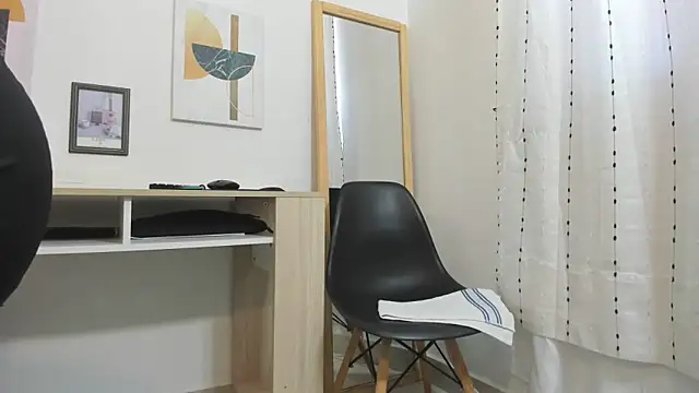 Emma Jnes online show from February 11, 1:00 pm