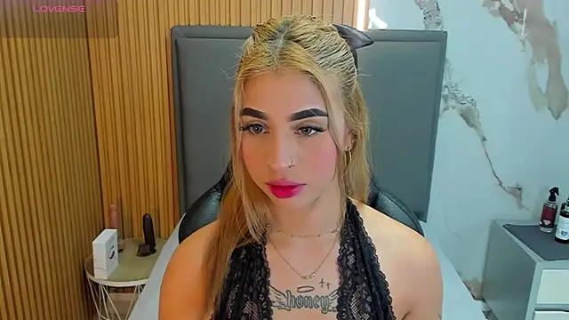 LUCYAMARS1 online show from March 4, 12:24 pm