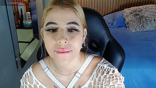 Snapshot of LUCYAMARS1 chatting on October 30, 12:25 pm LUCYAMARS1 online show from October 30, 12:25 pm