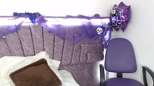 Snapshot of Penelope_Fox14 chatting on October 25, 1:23 pm Penelope Fox14 online show from October 25, 1:23 pm