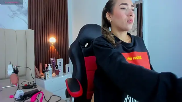 CAMILAGRAY online show from April 14, 12:54 pm