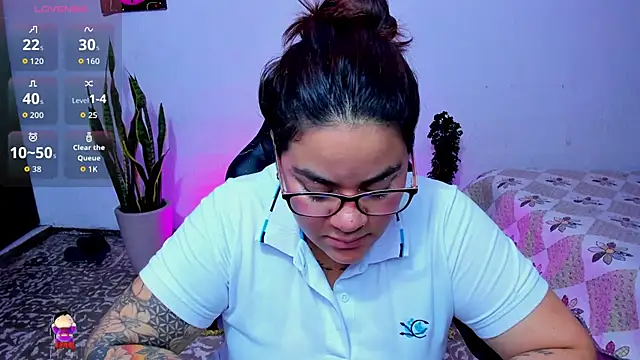 Snapshot of Sharon_hils chatting on May 11, 4:04 pm Sharon hils online show from May 11, 4:04 pm