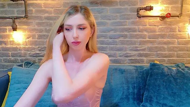 Snapshot of LisaCaprice chatting on June 16, 4:12 am LisaCaprice online show from June 16, 4:12 am