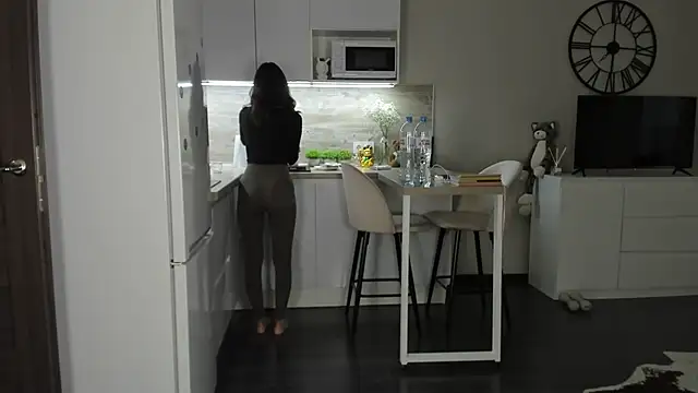 nilliluv online show from February 7, 1:30 pm