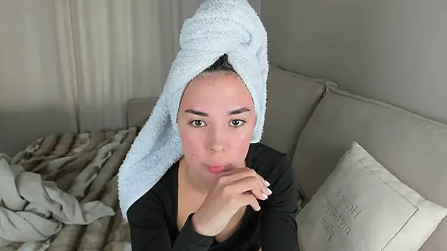 nilliluv online show from April 15, 5:35 am