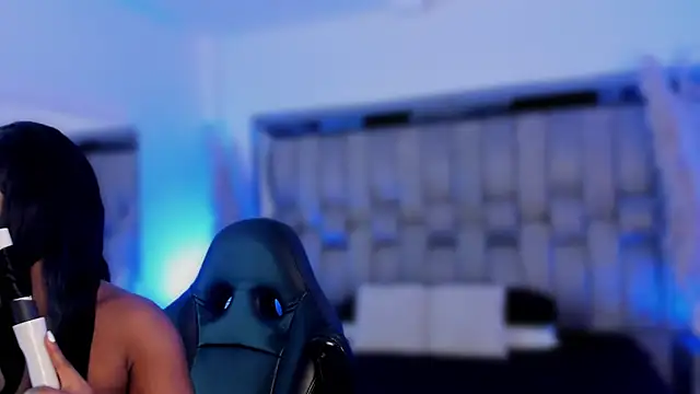 Snapshot of ChaynnaCooper chatting on December 14, 9:09 pm ChaynnaCooper online show from December 14, 9:09 pm