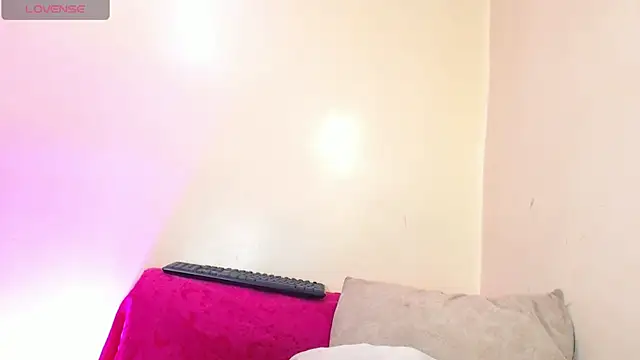 Snapshot of stephanyyx chatting on October 29, 3:27 am stephanyyx online show from October 29, 3:27 am