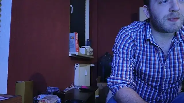 Snapshot of Henner33 chatting on January 14, 8:26 pm Henner33 online show from January 14, 8:26 pm