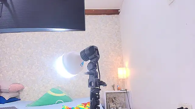 Snapshot of nicol_f chatting on October 31, 7:21 pm nicol f online show from October 31, 7:21 pm