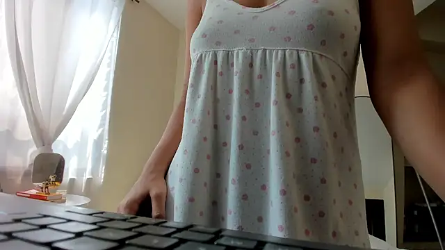 Snapshot of evely_coelloo chatting on November 25, 3:56 pm evely coelloo online show from November 25, 3:56 pm