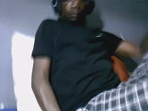 Snapshot of TheeRealShow chatting on May 10, 9:27 pm TheeRealShow online show from May 10, 9:27 pm