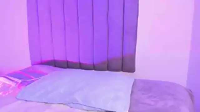 Snapshot of sarah__bigboobs chatting on December 4, 7:18 am sarah bigboobs online show from December 4, 7:18 am