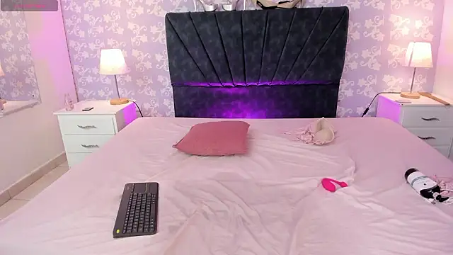 Snapshot of BritneySweet_ chatting on February 3, 6:40 am BritneySweet online show from February 3, 6:40 am