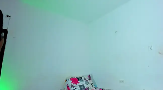 Snapshot of tisaya_8 chatting on February 21, 9:43 pm tisaya 8 online show from February 21, 9:43 pm