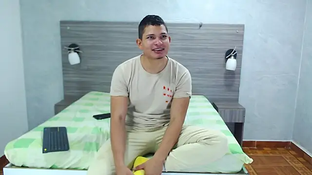 Snapshot of Loony_Zion chatting on November 21, 1:10 pm Loony Zion online show from November 21, 1:10 pm