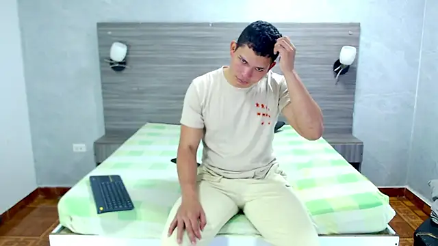 Snapshot of Loony_Zion chatting on December 5, 1:21 pm Loony Zion online show from December 5, 1:21 pm