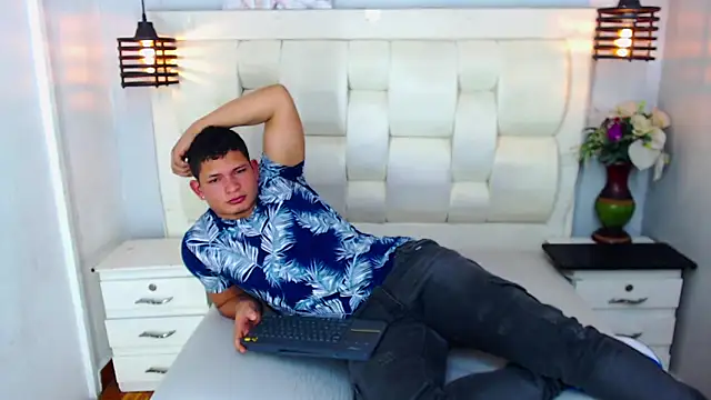 Snapshot of Loony_Zion chatting on November 1, 7:08 pm Loony Zion online show from November 1, 7:08 pm