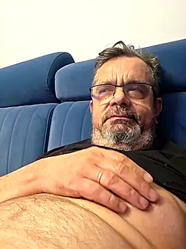 axecoman60 online show from April 10, 7:21 pm