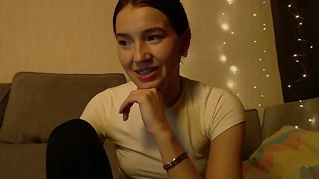 Bellla Haddid online show from March 11, 7:30 pm