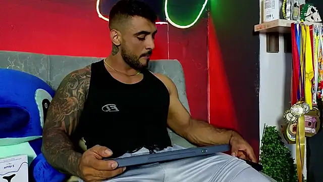 Snapshot of ERIC_HARRISON chatting on February 24, 1:50 am ERIC HARRISON online show from February 24, 1:50 am