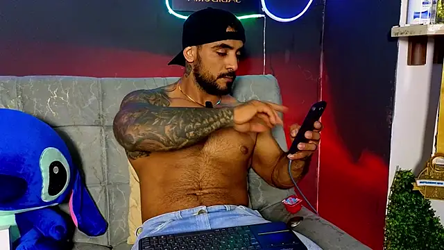 Snapshot of ERIC_HARRISON chatting on February 10, 12:09 am ERIC HARRISON online show from February 10, 12:09 am