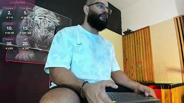 Snapshot of Luke__09 chatting on June 12, 11:19 am Luke 09 online show from June 12, 11:19 am