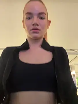 Snapshot of Heidi11 chatting on February 12, 4:11 pm Heidi11 online show from February 12, 4:11 pm