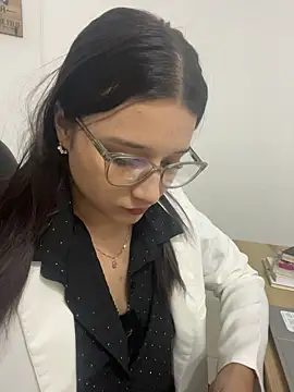 littlemelodi18 online show from December 19, 8:55 pm