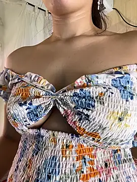 littlemelodi18 online show from March 19, 3:39 am