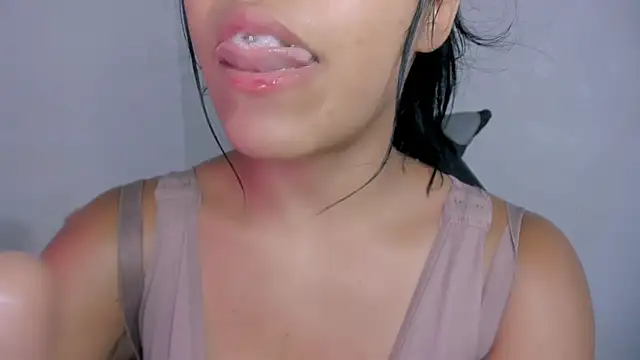Snapshot of veky_saliva01 chatting on May 1, 5:18 pm veky saliva01 online show from May 1, 5:18 pm