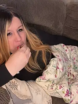 Snapshot of PuckBunny17 chatting on February 16, 1:49 pm PuckBunny17 online show from February 16, 1:49 pm