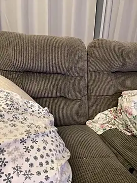 Snapshot of PuckBunny17 chatting on December 21, 2:35 am PuckBunny17 online show from December 21, 2:35 am