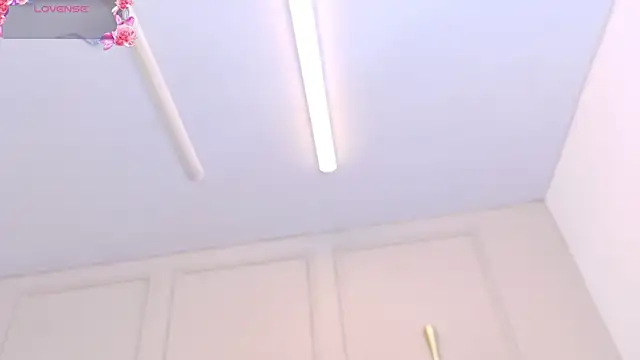 Snapshot of april_rousse chatting on October 31, 12:13 pm april rousse online show from October 31, 12:13 pm