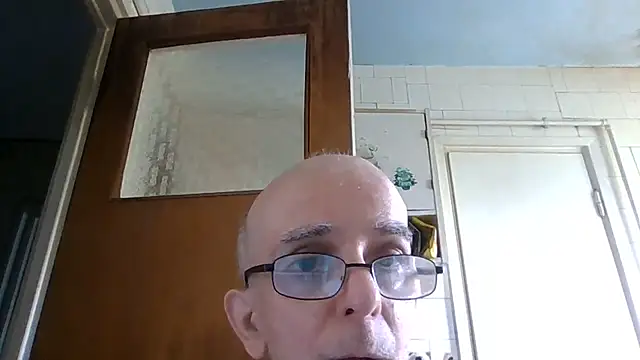 Snapshot of mariusica1@xh chatting on June 20, 12:54 pm mariusica1xh online show from June 20, 12:54 pm