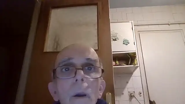 Snapshot of mariusica1@xh chatting on March 2, 12:44 am mariusica1xh online show from March 2, 12:44 am