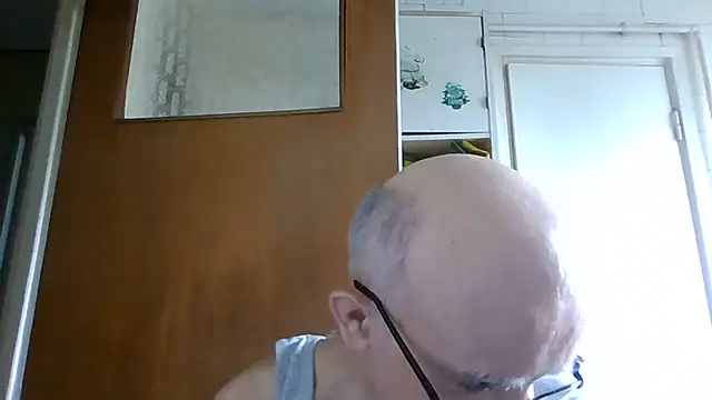 Snapshot of mariusica1@xh chatting on June 21, 9:37 am mariusica1xh online show from June 21, 9:37 am