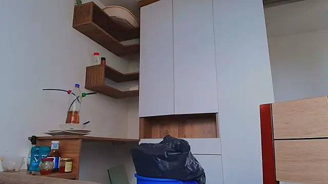 thomas gun online show from April 11, 8:01 pm