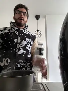 Snapshot of thomas_gun chatting on December 4, 4:06 pm thomas gun online show from December 4, 4:06 pm