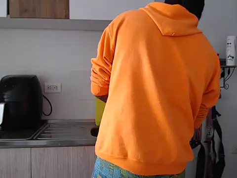 Snapshot of thomas_gun chatting on December 14, 5:18 pm thomas gun online show from December 14, 5:18 pm