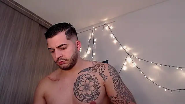 Snapshot of thomas_gun chatting on December 23, 3:33 pm thomas gun online show from December 23, 3:33 pm