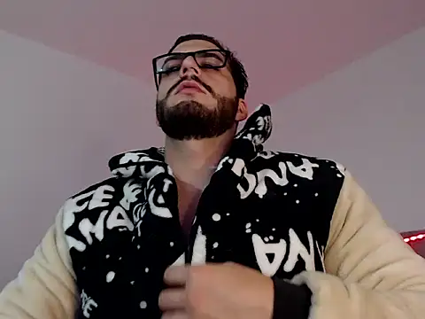 Snapshot of thomas_gun chatting on November 7, 1:43 am thomas gun online show from November 7, 1:43 am