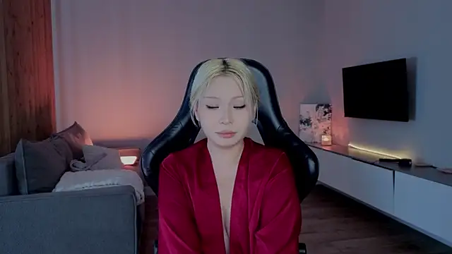 RileyMee online show from April 7, 5:09 am