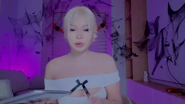 RileyMee online show from October 26, 12:27 pm