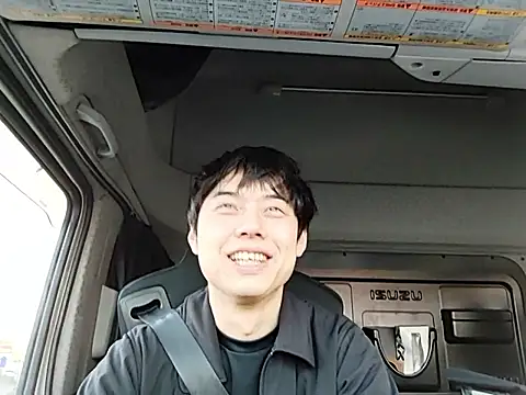 whitebriefboy online show from April 5, 9:10 pm