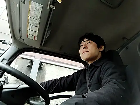 whitebriefboy online show from March 18, 9:48 pm