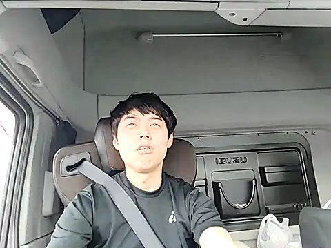 whitebriefboy online show from April 4, 11:33 pm