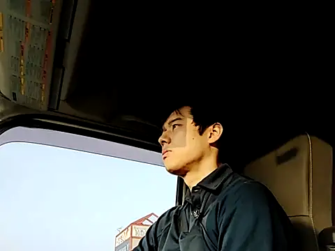 whitebriefboy online show from March 28, 10:00 pm